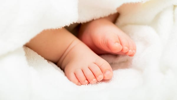 Copil de un an și două luni, bătut de mama sa. Detalii de la Poliție