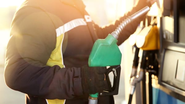 Prețul motorinei scade sub 20 de lei pentru un litru