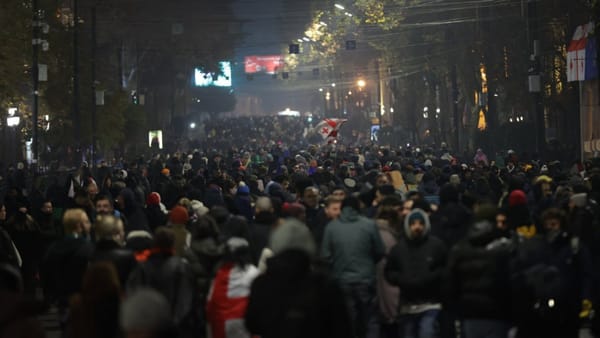 A 12-a noapte de proteste în Georgia. Cinci persoane au fost reținute, scrie presa georgiană