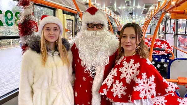 Cunoaște orașul alături de Moș Crăciun. Programul troleibuzului turistic din Chișinău