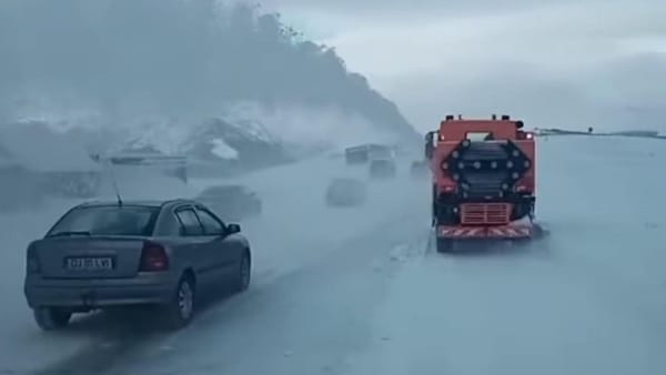 Iarna a pus stăpânire pe România. Trafic blocat, automobile derapate pe mai multe șosele