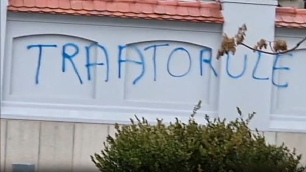 VIDEO/ „Trădătorule, pleacă!”. Gardul Palatului Cotroceni a fost din nou vandalizat