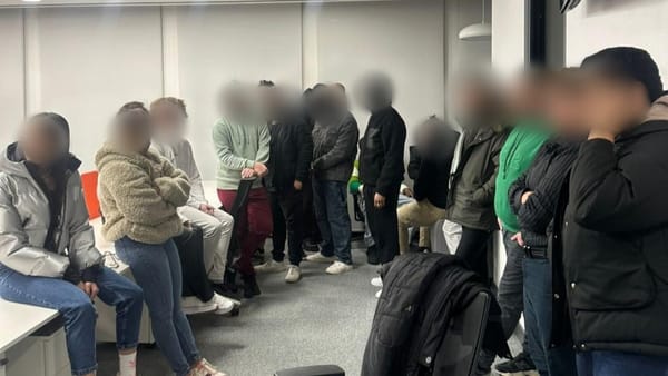 O rețea infracțională, specializată în servicii de tip call-centru, destructurată. 12 persoane au fost reținute