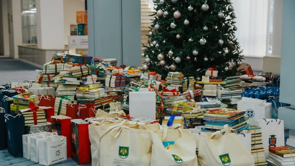 „Sute de persoane au donat deja.” Campania „Biblioteca de sub brad” se desfășoară până pe 30 decembrie, inclusiv