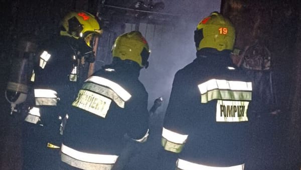 Un bărbat a murit, după ce casa sa a fost cuprinsă de flăcări. Incendiul ar fi izbucnit de la o lumânare