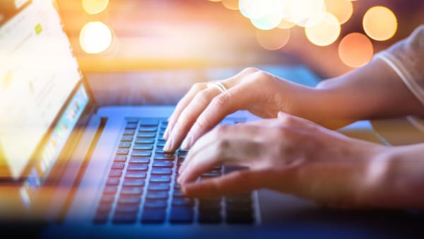 Tinerii din cinci raioane, invitați să se înscrie la cursuri gratuite de social media marketing sau secretariat