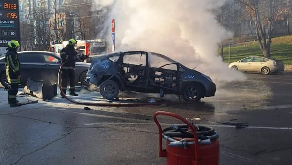 Explozie la o benzinărie din capitală. O mașină, cuprinsă de flăcări