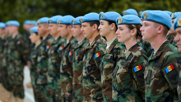 41 de militari moldoveni au revenit din Kosovo. Au fost decorați cu diplome și distincții
