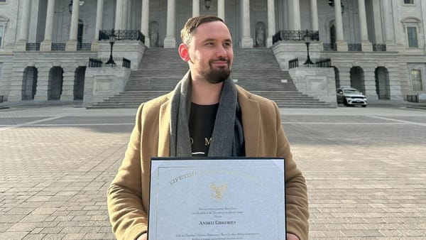 Un tânăr originar din R. Moldova a fost premiat de Joe Biden pentru activitatea de voluntariat