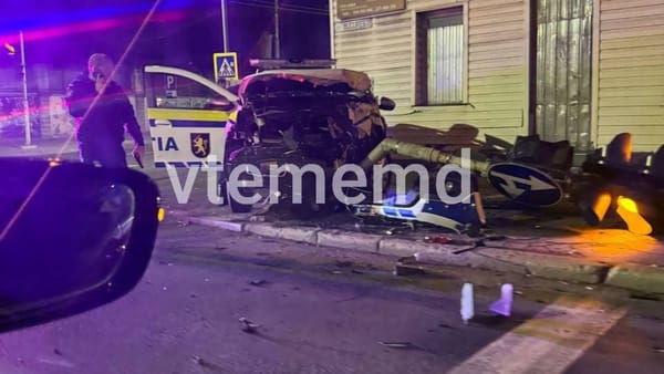 VIDEO/ Accident nocturn în capitală, cu implicarea unei mașini de Poliție. Doi angajați ai MAI au ajuns la spital