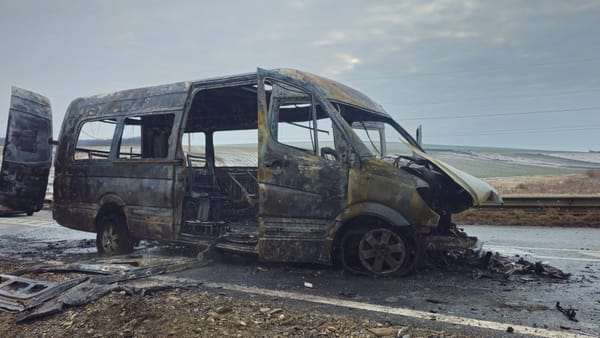 Accident grav în România. Microbuz cu moldoveni, cuprins de flăcări după ce s-a izbit violent de o mașină