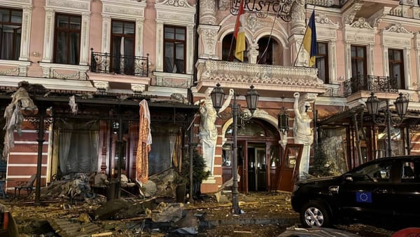 Atac cu drone, rachete și bombe asupra regiunilor Ucrainei. Armata rusă a lovit centrul istoric al orașului Odesa