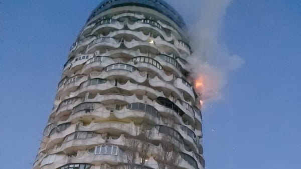 Incendiu puternic în clădirea „Romanița” din capitală: Două persoane au murit, iar șapte au fost evacuate