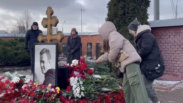 Un an de la moartea lui Alexei Navalnîi. Ambasadorii străini și susținătorii depun flori la mormânt