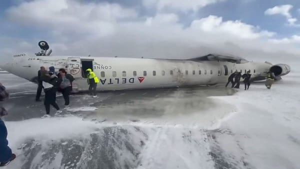 Accident aviatic în Canada. O aeronavă cu 80 de oameni la bord s-a răsturnat pe spate la aterizare