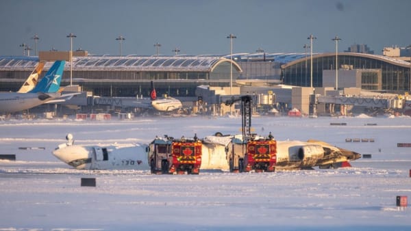 Pasagerii avionului care s-a răsturnat în Canada pot primi câte 30.000 de dolari. Oferta companiei aeriene