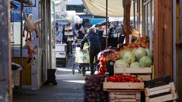 Doi concubini, condamnați la ani grei de închisoare pentru că au exploatat prin muncă o femeie în Federația Rusă