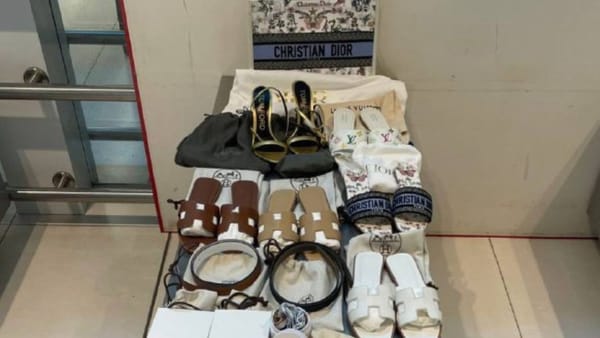 Încălțăminte și accesorii nedeclarate, depistate în geanta unei pasagere la aeroport. Bunurile au fost confiscate