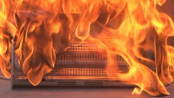 Încălcarea regulilor antiincendiare face noi victime: O femeie a murit, iar alta a suferit arsuri grave