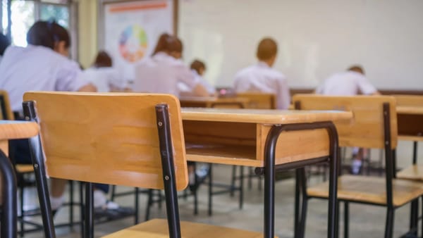 Elevii din peste 280 de școli din țară încep testarea materialelor de examen