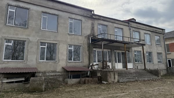 Experți de pe ambele maluri ale Nistrului au vizitat fostul sediu al liceului „Evrika” din Rîbnița