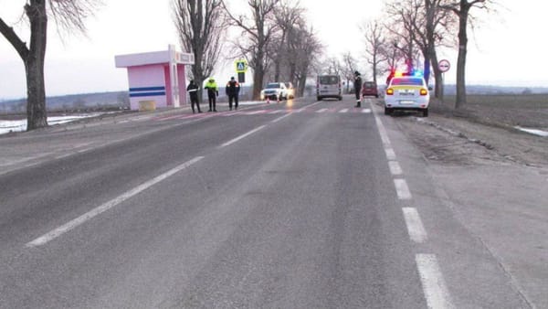 Accident grav la Rezina. Un bărbat, spulberat mortal de o mașină în timp ce traversa regulamentar strada