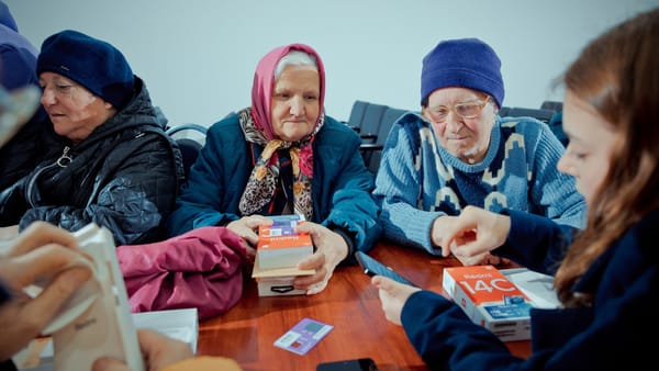 O mie de vârstnici din R. Moldova vor învăța cum să folosească telefoanele mobile. Proiect finanțat de Elveția