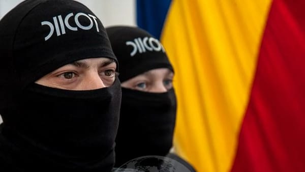 Șase persoane din România, reținute într-un dosar de trădare. Ar fi negociat cu Moscova retragerea din NATO