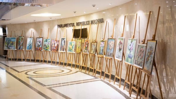 „Flori de primăvară”. La Parlament a fost inaugurată o expoziție a artistului plastic Sergiu Galben