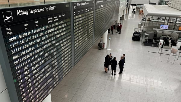 Unsprezece aeroporturi din Germania vor fi afectate luni de o grevă de 24 de ore