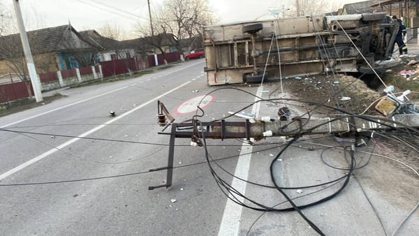 Accident lângă Comrat. Șoferul unui Ford Transit a adormit la volan și s-a tamponat într-un pilon electric