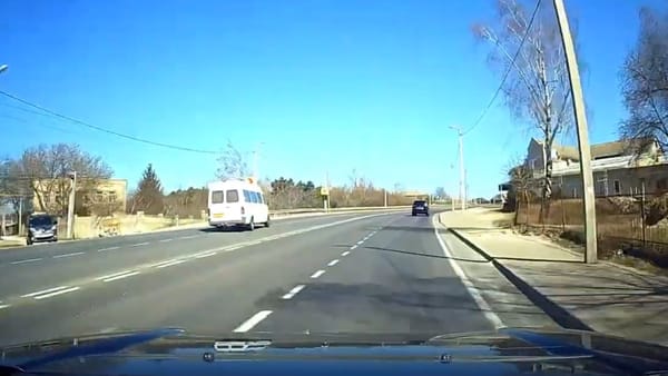 Un microbuz cu pasageri, filmat în timp ce intră pe contrasens. Șoferul a fost identificat și sancționat