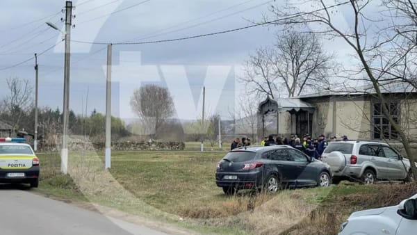 FOTO/ Dublă crimă în raionul Soroca. Un bărbat și-a înjunghiat soția și soacra, apoi s-a sinucis