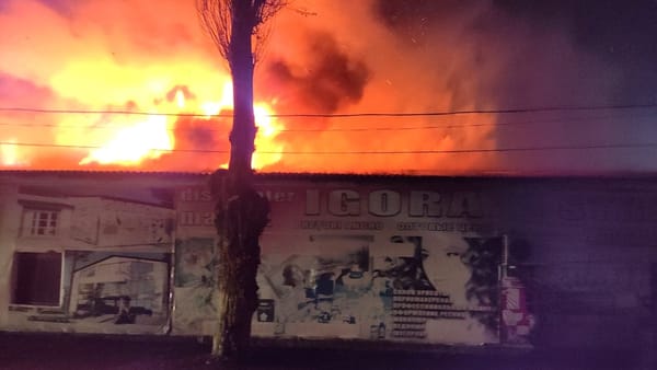 Încă un incendiu puternic în nordul țării. Un depozit de materiale de construcție din Edineț, mistuit de flăcări