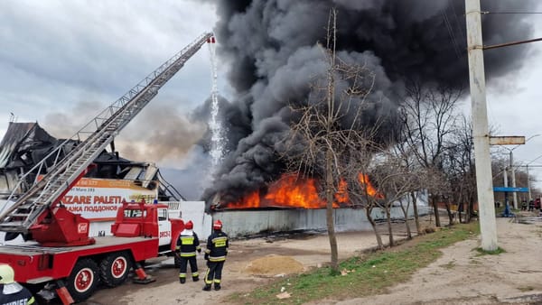 Incendiu de proporții la un depozit din Bălți. Pompierii continuă intervenția pentru lichidarea arderii