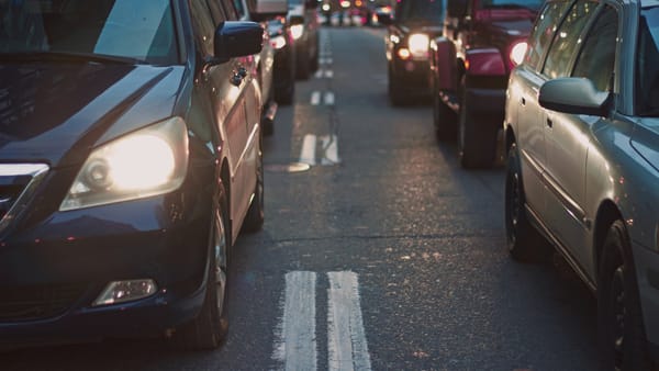 Din 1 aprilie, șoferii pot circula fără a include faza scurtă a farurilor pe timp de zi