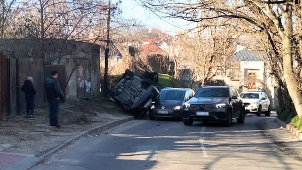 Accident pe strada Anton Crihan din capitală. Un Nissan s-a răsturnat după ce s-a ciocnit cu un Volkswagen