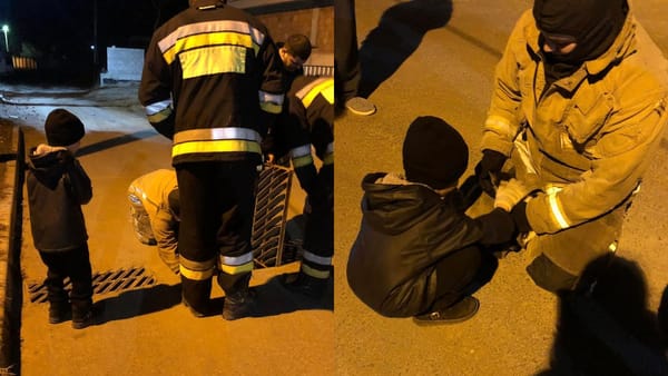 Angajații IGSU au salvat o pisică, blocată într-un canal de canalizare. Intervenția, realizată grație unui băiețel
