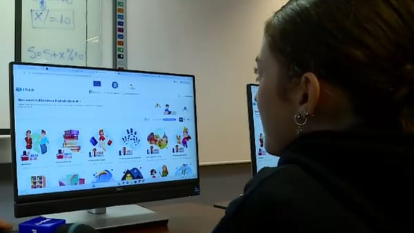 Elevii și profesorii moldoveni vor obține acces la biblioteca digitală EduLib din România
