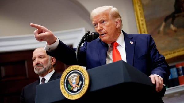 SUA: Au intrat în vigoare noile taxe vamale pentru importurile din China, Canada și Mexic