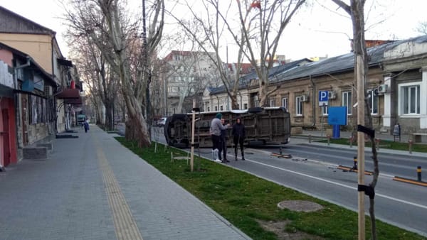 VIDEO/ Accident matinal în capitală. Un microbuz s-a răsturnat după ce s-a ciocnit cu un automobil
