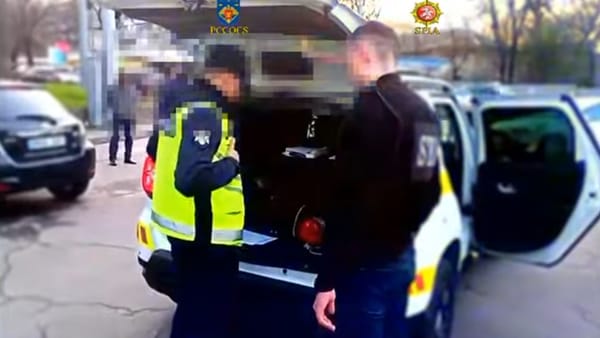 Agent de patrulare, reținut pentru 72 de ore. Este bănuit că a luat mită și a atribuit amenzi în mod fals