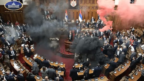 Grenade fumigene și gaze lacrimogene în interiorul Parlamentului Serbiei. Câțiva deputați au fost răniți
