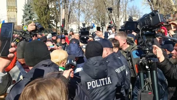 Trei persoane instruite pentru a provoca dezordini în masă în R. Moldova, trimise pe banca acuzaților