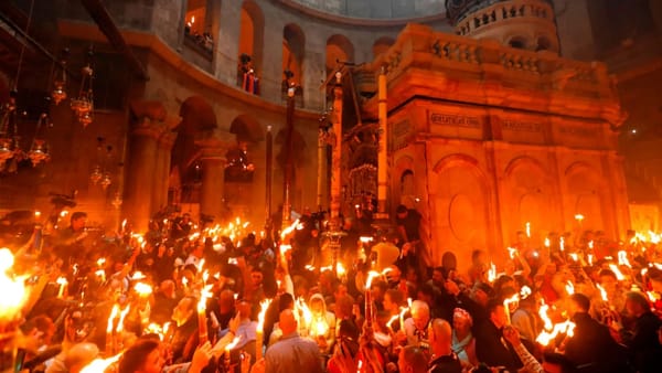VIDEO/ Lumina Sfântă s-a aprins la Ierusalim. Când va ajunge la Chișinău