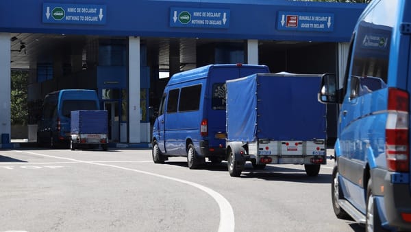 Transportarea coletelor și a bagajelor neînsoțite. Ce trebuie să cunoști despre procedura din trecere prin vamă