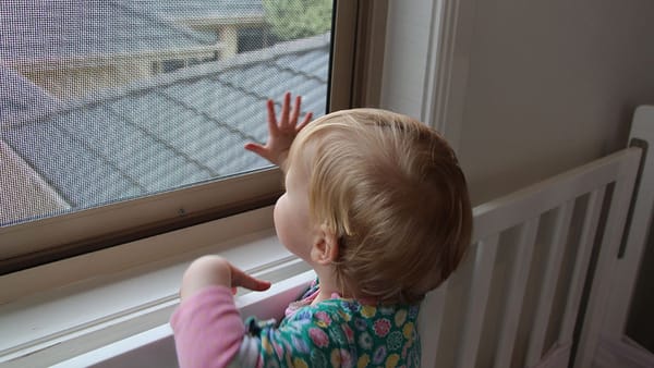 În ce stare este copilul de patru ani, care a căzut de la geamul unui bloc de locuit din capitală