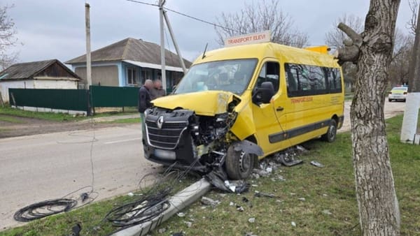 FOTO/ Detalii despre accidentul de la Ocnița, în care a fost implicat un autobuz școlar