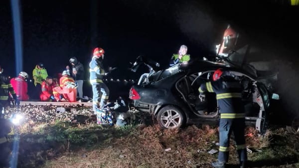 O mașină din R. Moldova, spulberată de un tren, la Iași: O persoană a murit, alte două - rănite. Precizările MAE