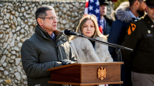 Comuniștii și socialiștii au înaintat o moțiune simplă împotriva politicilor Ministerului Apărării